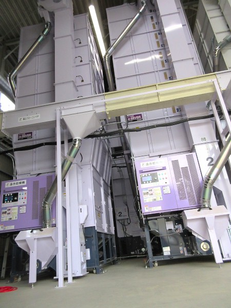お米はすぐに乾燥・調整作業に入ります お米はすぐに乾燥・調整作業に入ります