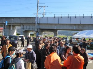 もちの振る舞い（福引抽選）行列