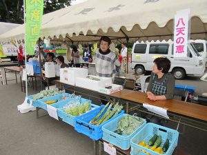 自慢の野菜買ってけろ